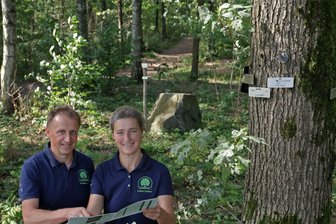 Bestattungswald versus „klassischer Friedhof“ - in Westsachsen hat man die Wahl - Waldfriedhöfe werden immer beliebter. Andreas Kux und Annike Günther kümmern sich um den Waldfriedhof Schönburger Land in Falken. Eigentümer des Waldes ist Franz Freiherr von Rotenhan.