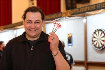 Beste Dartsspieler Deutschlands beweisen im Erzgebirge ihre Zielsicherheit - Alexander Köhler aus Würzburg war erstmals in Oelsnitz zu Gast.