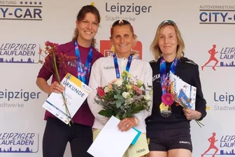 Beste Deutsche: Altmittweidaerin läuft beim Leipzig-Marathon wieder aufs Podest - Maria Miether (l.) wurde beim Leipzig-Marathon Zweite hinter Yvonne van Vlerken (M.) und vor der Schwedin Eva-Maj Erneby.