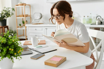 Beste Ghostwriter Agenturen 2026 - Seriöse Ghostwriting-Anbieter im Vergleich: Meet Your Writer, Ghostwriter Castle und Meine Thesis -