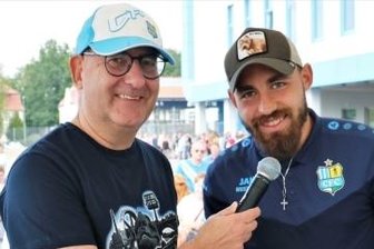 Beste Laune beim Saisonauftakt des Chemnitzer FC - Stadionsprecher Olaf Kadner (l.) befragte Neuzugang Robert Berger.