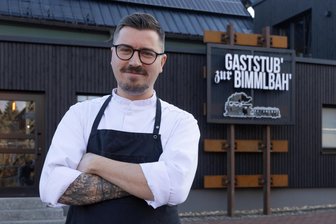 Beste Restaurants Deutschlands: Beliebte Gaststätte aus dem Erzgebirge mischt bei den Großen mit - Peter Jahn vor seiner neuen Gaststub’ zur Bimmelbah’ in Neudorf. Mit dem Anbau hat die beliebte Gaststätte nicht nur mehr Platz, sondern auch ein neues Gesicht erhalten. Der Dezember ist aber schon wieder komplett ausgebucht.