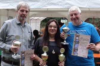 Beste Schützen stehen fest - Doppelsiegerin wurde Jana Hartl (Mitte), bester Pistolenschütze war Uwe Schuster (links), mit dem Gewehr siegte Klaus Schuh (rechts)