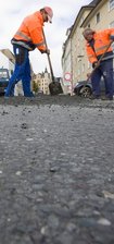 Siegener Straße in Plauen wird der alte Asphalt abgefräst.