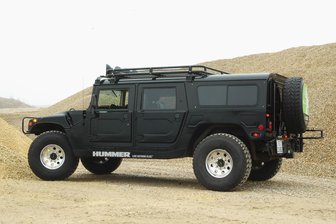 Bestechung für TÜV bei Schwarzenegger-Auto? Waffenhändler aus Chemnitz sieht sich als Opfer einer Intrige - Für einen solchen Hummer H1 wollte der Chemnitzer eine neue TÜV-Plakette haben. Der Oldtimer war eigentlich gut in Schuss, trotzdem stand sein Halter nun wegen Bestechung vor Gericht.