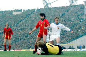 Bestechungsskandal im DDR-Fußball: Hat Ex-Nationalspieler Joachim Streich Geld von Wismut Aue genommen? - Joachim Streich (1951 - 2022) als DDR-Nationalspieler in einem Länderspiel in Leipzig gegen Belgien.