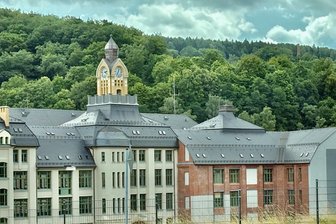 Besteck- und Silberwarenwerk Wellner: Wie geht es weiter mit dem markanten Industriegebäude im Erzgebirge? - Die ehemaligen Wellner-Werke mit dem charakteristischen Uhrenturm sind rein äußerlich ein Hingucker. Innen ist noch nicht viel passiert.