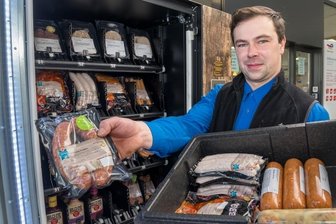 Bester Knacker Sachsens kommt aus Blumenau - Fleischermeister Marcel Hofmann bestückt den Automaten an der Olbernhauer Total-Tankstelle auch mit den prämierten Knackern.
