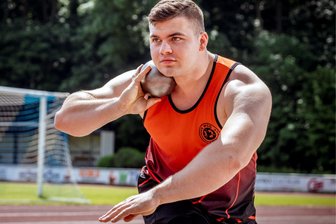Bester Kugelstoßer des Freistaats kommt aus dem Erzgebirge - Kevin Reim von der WSG Schwarzenberg-Wildenau hat schwere Wochen hinter sich. Eine Handverletzung wies den Kugelstoßer immer wieder in die Schranken.