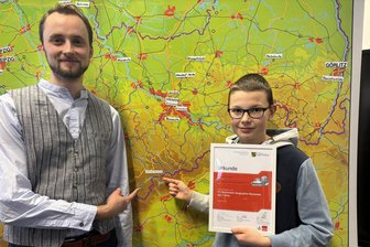 Bester Siebtklässler Sachsens in Geografie: Julius Mende aus der Oberschule Rechenberg-Bienenmühle - Geografie-Ass Julius Mende von der Oberschule Rechenberg-Bienenmühle und sein Lehrer Frank Burda.