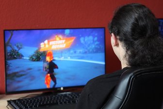 Bester Zocker gesucht: Jugendliche stellen erstes „Fortnite“-Turnier in Zwickau auf die Beine - Im bei Jugendlichen beliebten Computerspiel „Fortnite“ heißt der begehrte Sieg am Ende einer Runde „Victory Royale“ – epischer Sieg. Auch in der Zwickauer Jugendeinrichtung „Spinnwebe“ wird gezockt. Nicht nur als Vorbereitung aufs Turnier „GameZ“.