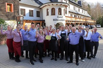 Bestes Hotel in Sachsen: Holiday Check vergibt Gold an Köhlerhütte in Waschleithe - Sie haben allen Grund zur Freude: Das Team der „Köhlerhütte Fürstenbrunn“ ist Sachsens bestes Hotel und nun mit Gold dekoriert.