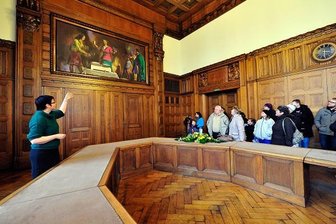 Bestes Mäzenatentum: der Ratsschatz - Bei öffentlichen Führungen durch das Rathaus können die Bürger unter anderem das Neo-Rauch-Gemälde "Die Abwägung" im Ratssaal besichtigen.