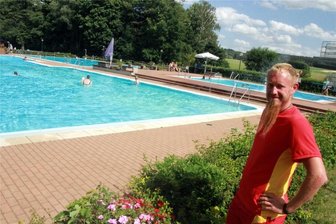 Bestes Sommerwetter: Bäder im Plauener Umland derzeit gut besucht - Sebastian Enke ist der verantwortliche Leiter im Pausaer Freibad.