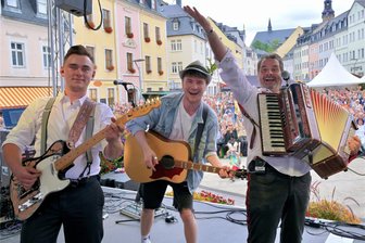 Bestes Sommerwetter und Volksfeststimmung: So toll war der Bergstreittag in Schneeberg - Beim Bergstreittag stand unter anderem auch „Rups“ (r.) mit seiner Gang auf der Bühne.