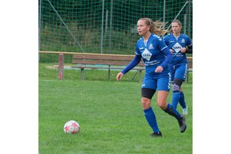 Bestes Vogtlandteam der Hinrunde: Last-Minute-Heldin der SG Jößnitz macht den dritten Derbysieg in der Fußball-Landesklasse klar - Nina-Reneé Kirchner (vorn) schoss ihre SG Jößnitz mit einem sehenswerten Distanzschuss zum Sieg.