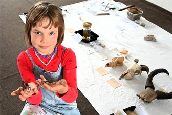 Bestiarium: In Mylau treffen sich giftiger Wasschlanglang und wunderbarer Blütennandu - Lena hat ihre Haustiere mitgebracht: Gespenst- und Stabschrecke dienen als Anschauungsobjekt.