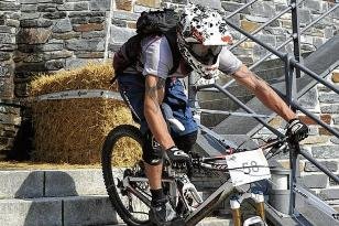 Bestnoten für Hatz über Stock und Stein - Ein Aussichtsgipfel zum Drauf-Abfahren: Zu den Prüfungen des Enduro Race beim Vogtland-Bike-Marathon am Samstag in Schöneck gehörte unteranderem auch eine Treppenabfahrt am Alten Söll, dem Berg mitten in der Stadt. Im Bild: Christopher Niemann aus Plauen.