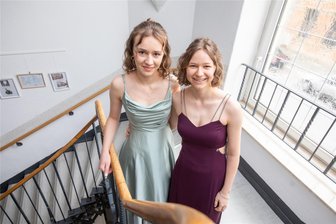 Bestnoten im Abitur: Junge Vogtländerinnen planen Zukunft in der Medizin - Nachmittags zum Fototermin in der früheren Schule, abends zum Abi-Ball: Lily Hunger (rechts) und Lea Sophie Knoll am Freien Schulzentrum am König-Albert-Stift (ehemals IWB Plauen).