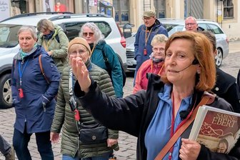 Bestseller-Autorin Sabine Ebert erlebt Premiere der Hebammen-Führung in Freiberg - Stadtführerin Katharina Wegelt, die frühere Stadtsprecherin, war am Sonntag mit Gästen in Freiberg unterwegs.
