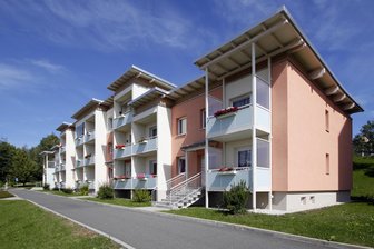 Besuch aus Berlin im Erzgebirge: Linke erwägen Gemeinnützigkeit als Schutzschirm für kommunale Wohnungsunternehmen - Der Teilrückbau von großen Wohnblöcken, wie hier an der Sachsenfelder Straße in Schwarzenberg geschehen, ist ein Beispiel für erfolgreichen Stadtumbau. Dort gibt es keinen Leerstand.
