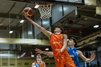 Besuch aus dem Mutterland des Basketballs: Auswahlmannschaft aus den USA gastiert bei den Niners Chemnitz - Diie U19 der Niners Chemnitz, hier Alfons Milatz in einem Spiel der vergangenen Saison, trifft an diesem Freitag auf eine Auswahl aus dem Raum Boston in den USA.