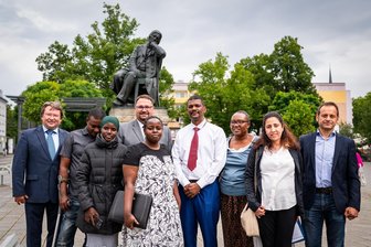 Besuch aus Ostafrika im Rathaus: Was die ugandische Delegation in Zwickau beeindruckt hat - Die fünfköpfige Delegation aus Uganda mit Bürgermeister Salim Saad Uhuru (Mitte). Zwickau war vertreten durch Sebastian Lasch (4. v. l.) und Sven Dietrich (l.). Rechts Mario Kristen von der Wirtschaftsförderung Sachsen.