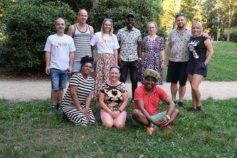 Besuch aus Uganda – Chemnitzer Verein leistet musikalische Bildungsarbeit - Die Vereinsmitglieder des Vereins Omwana beim Picknick am Schloßteich. Highlight war der besondere Besuch aus Uganda - 12 Tage Bildungsreise hieß es für Josef Muwanguzi.