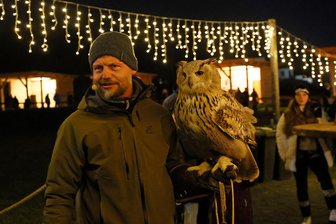 Besuch bei Jägern der Nacht oder musikalische Genüsse: Wo man rund um den Jahreswechsel im Vogtland Spaß haben kann - Falkner Hans-Peter Herrmann lädt zur ersten Nacht der Eulen im neuen Jahr ein.