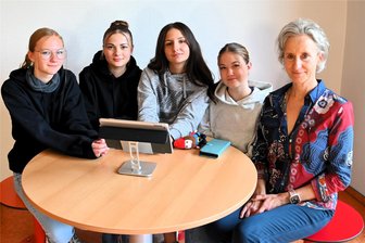 Besuch beim Ministerpräsidenten: Schülerinnen aus dem Vogtland nehmen kein Blatt vor den Mund - Waren in der Staatskanzlei in Dresden: Von links: Lilly Böttcher, Lene Tuchscherer, Fidelia Göckeritz, Emma Köhler und Lehrerin Andrea Zantke. Sie freuen sich auf den Gegenbesuch des Ministerpräsidenten.