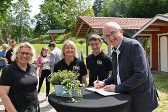 Besuch des Staatsministers: Dem Verein Nistplatz aus Niedersteinbach gehen die Ideen nicht aus - Der Sächsische Minister für Regionalentwicklung, Thomas Schmidt (rechts), hat am Freitag den Dorfplatz Niedersteinbach und den Verein „Nistplatz“ besucht. Dabei gab es auch einen kleinen Rundgang durch das frisch sanierte Pfarrhaus.