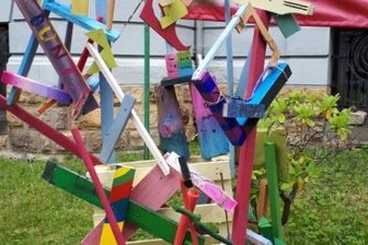 Besuch im Kunstkeller: Schüler gestalten eigene Klassenskulptur - 