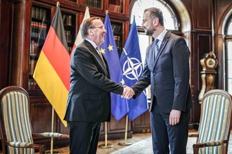 Besuch in schwierigen Zeiten: Was Pistorius in Polen macht - Polens Verteidigungsminister Wladyslaw Kosiniak-Kamysz (rechts) empängt seinen deutschen Amtskollegen Boris Pistorius (SPD) in Warschau.