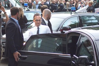 Besuch in Zwickau: Maas' Ärger mit der Masse - Auch die Abreise von Bundesjustizminister Maas war von Protesten begleitet.