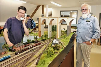 Besuch lohnt gleich doppelt: Zugverkehr und Kino im Alten Bahnhof Eppendorf - Tobias Wolf (l.) und Bernd Rüger sind die federführenden Modellbahner in Eppendorf. 