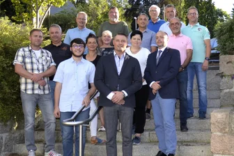 Besuch vom Landratsamt: Gemeinderat Schönheide tagt unter Aufsicht - Der Gemeinderat von Schönheide mit Bürgermeister Thomas Lang (vorn in der Mitte). In den Fraktionen hat es Veränderungen aufgrund von Austritten gegeben.