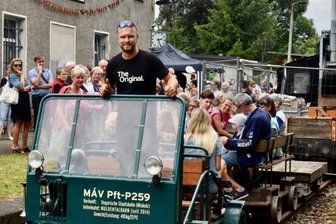 Besucher-Ansturm auf Ausfahrt mit Draisine - Toni Naumann am alten Oberfrohnaer Bahnhof, der seit 2003 stillgelegt ist, bot zur Veranstaltung Kulturerwachen Draisinefahrten an. Interessenten mussten sich wegen der Nachfrage in Geduld üben.