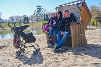 Besucher-Ansturm auf den Sonnenlandpark am Tag in den Saisonstart - Familie Kuhnert nutzte das schöne Wetter und besuchte bei Saisonbeginn sofort den Sonnenlandpark mit Tochter Lea.