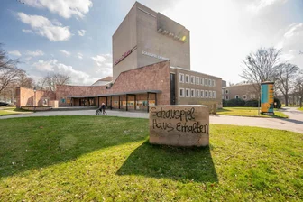 Besucher, Auslastung, Zuschüsse: Die wichtigsten Zahlen zur Theater-Debatte in Chemnitz - Das Schauspielhaus im OdF-Park sanieren, ein neues in Altchemnitz bauen oder doch nur ein Anbau an der Oper? Die Stadt diskutiert über die Zukunft des Chemnitzer Schauspiels.