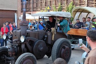 Besucher bewundern legendäre Ackerschlepper - 