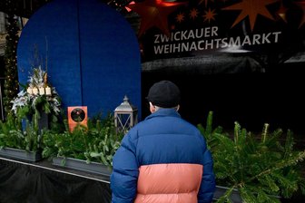 Besucher des Zwickauer Weihnachtsmarktes trotzen Anschlag in Magdeburg: „Wir wollen uns nicht verstecken“ - Kerzen stehen als Zeichen der Anteilnahme auf der Bühne des Zwickauer Weihnachtsmarktes.