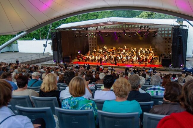 Besucher erleben in Plauen ein kurzweiliges Sommerkonzert - 999 Besucher lauschten und sahen am Samstag im Parktheater den Akteuren von "Classics unter Sternen" zu.
