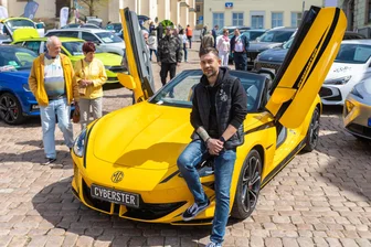 Besucher erleben Wandel beim Auerbacher Autofrühling: E-Autos auf dem Vormarsch - Kenny Seifert präsentierte eine Reihe E-Autos des Herstellers MG.