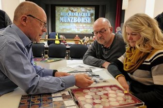 Besucher fachsimpeln mit Experten in Reichenbach über Münzen - 
