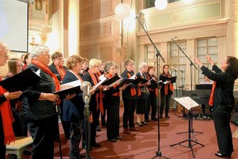 Besucher finden bei Konzert in Netzschkau mehr als ein Lied - Neben Chören waren in der Kirche unter anderem auch eine Band, ein Duo und ein Trio zu erleben. 