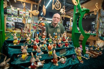 Besucher haben abgestimmt: Das ist der schönste Stand beim Europäischen Bauernmarkt in Plauen - Falk Schilb von der gleichnamigen Tischlerei aus Plauen hat nach Meinung der Besucher in diesem Jahr den schönsten Stand.