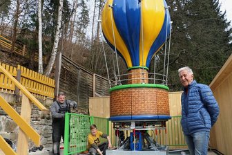 Besucher können Märchenwald jetzt aus der Luft betrachten - John Heinz und Harald Heinz, Sohn und Vater, von der gleichnamigen Karussellbaufirma und Märchenwald-Inhaber Klaus Beka (rechts) konnten rechtzeitig vor Saisonbeginn den Ballon in Betrieb nehmen.