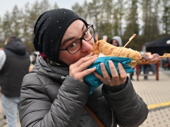 Besucher lassen es sich bei Streetfood-Festival schmecken - Katja Irmscher aus Stollberg hat es sich schmecken lassen. 