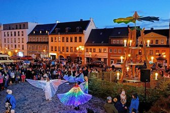 Besucher pusten Pyramide in Hohenstein-Ernstthal an - Mitglieder des Karnevalsclubs Ro-We-He präsentierten erst einen Tanz und führten dann einen Lampionumzug an.