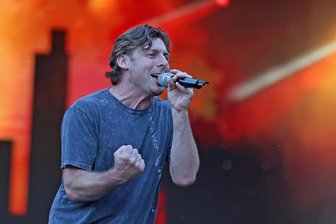 Besucher-Rekord bei den Rock Classics: „Ich habe noch nie so viele neue Gesichter gesehen“ - Stargast Nick Ferretti zeigte bei den Rock Classics seine ganze Bandbreite als Entertainer und Sänger – mit Covern von Robbie Williams bis Bryan Adams.